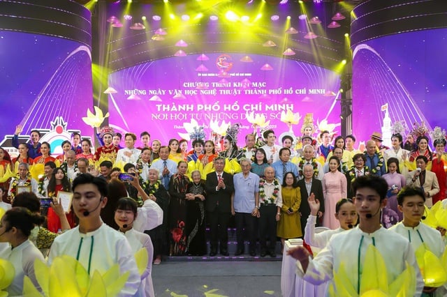 People's Artist Ta Minh Tam and Quoc Dai sing at the opening ceremony of 'Ho Chi Minh City Culture and Arts Days' - Photo 7. NSND Tạ Minh Tâm, Quốc Đại hát khai mạc 'Những ngày VH - NT TP.HCM'- Ảnh 7.