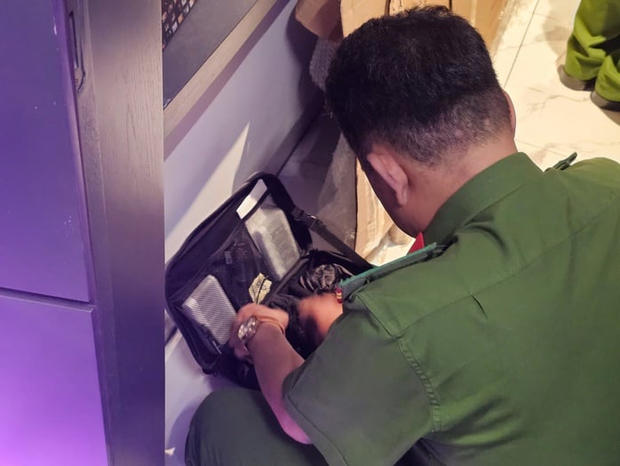 Ca sĩ Lương Bằng Quang bối rối khi mở két sắt của Ngân 98 - Ảnh 2.