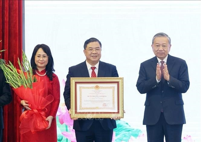 tong-bi-thu-to-lam-trao-huan-chuong-lao-dong-hang-nhat-tang-van-phong-trung-uong-dang.-anh-ttxvn.jpg