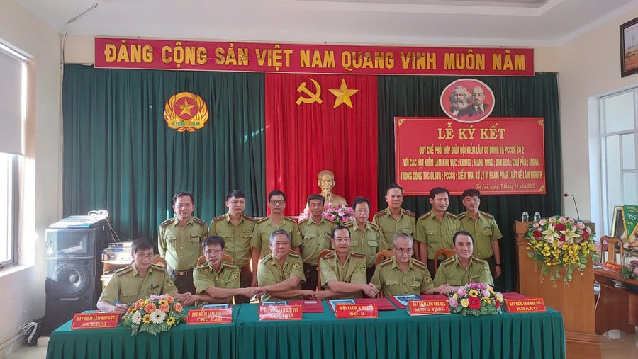 doi-kiem-lam-co-dong-va-pcccr-so-2-cung-lanh-dao-5-hat-kiem-lam-khu-vuc-ky-ket-quy-che-phoi-hop.jpg