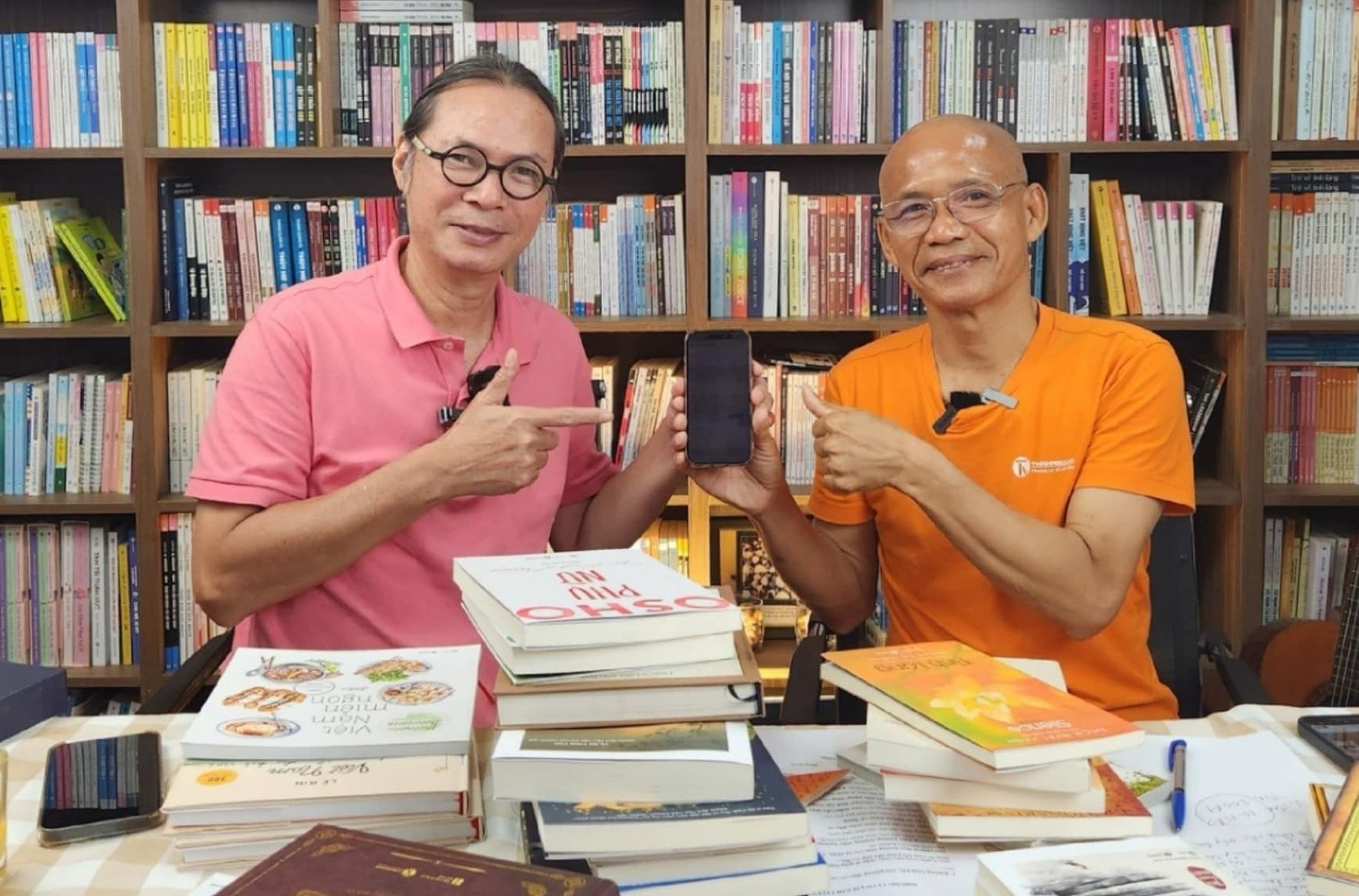 nghe-si-nhan-dan-tran-luc-trai-trong-buoi-livestream-chia-se-ve-sach-tren-mang-xa-hoi..jpg