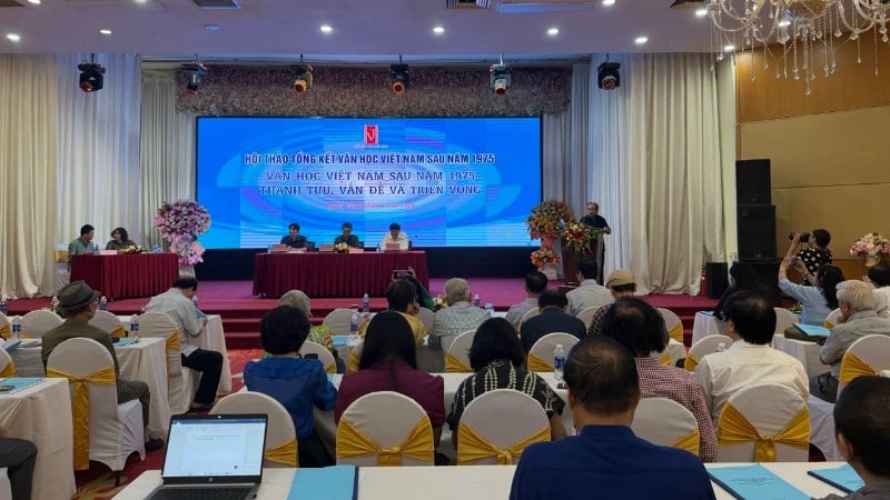 A conferência que resumiu a literatura vietnamita após 1975 levantou a questão da responsabilidade dos escritores diante das mudanças tecnológicas. (Foto: MAI LU)