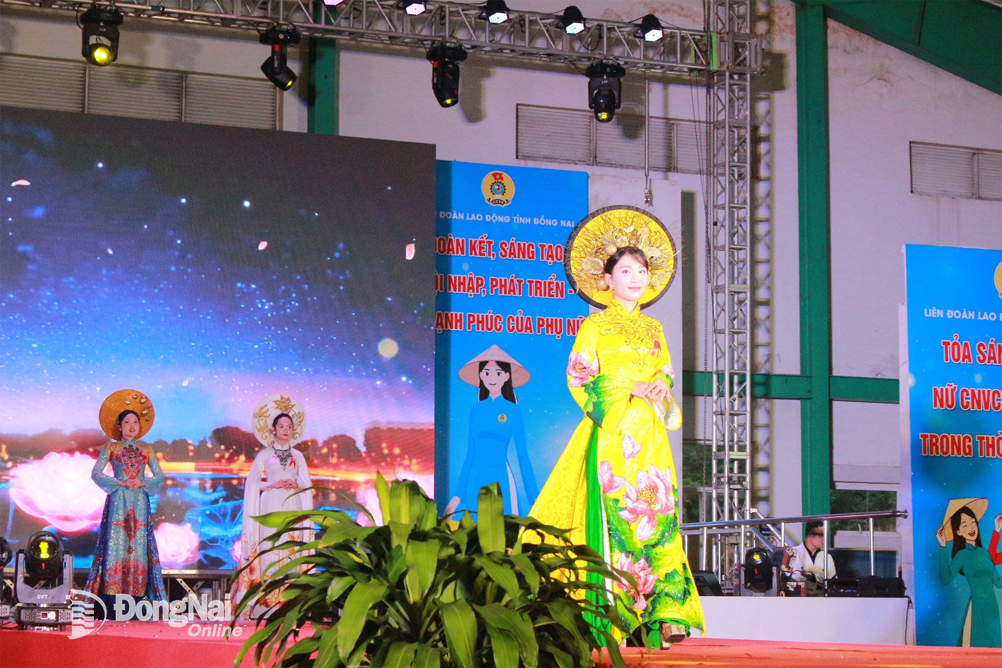 Teilnehmerinnen treten beim Wettbewerb im traditionellen Ao Dai auf. Foto: Nguyen Hoa