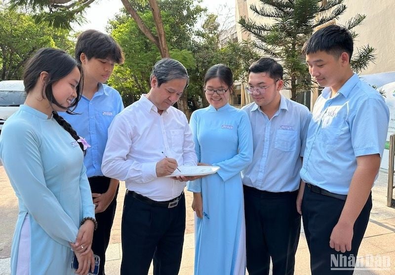 Minister Nguyen Kim Son und Schüler der Le Quy Don High School for the Gifted, Da Nang City. (Foto: Nhan Dan Zeitung)