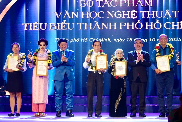 Pembukaan Hari Sastra dan Seni Kota Ho Chi Minh - Foto 4. Tưng bừng khai mạc Những ngày Văn học - Nghệ thuật TP.HCM - Ảnh 4.