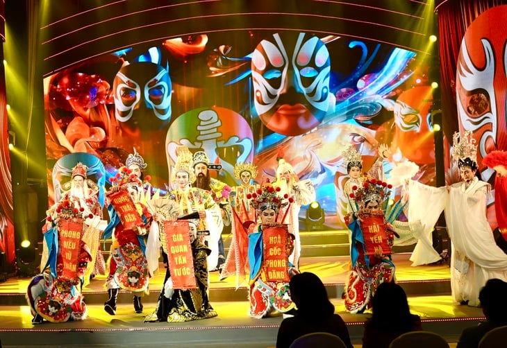 Pembukaan Hari Sastra dan Seni Kota Ho Chi Minh - Foto 5. Tưng bừng khai mạc Những ngày Văn học - Nghệ thuật TP.HCM - Ảnh 5.