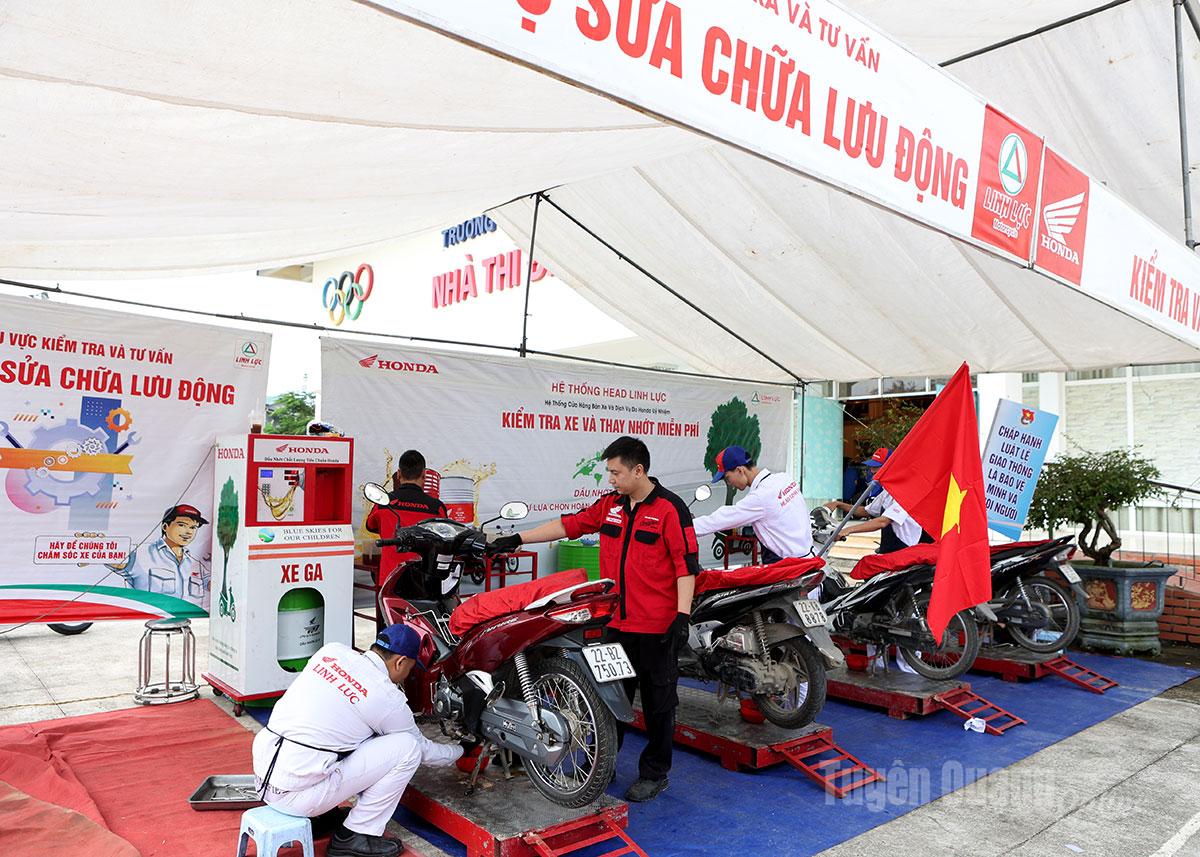 Honda Linh Luc staff check the vehicle and change the oil for free for customers.