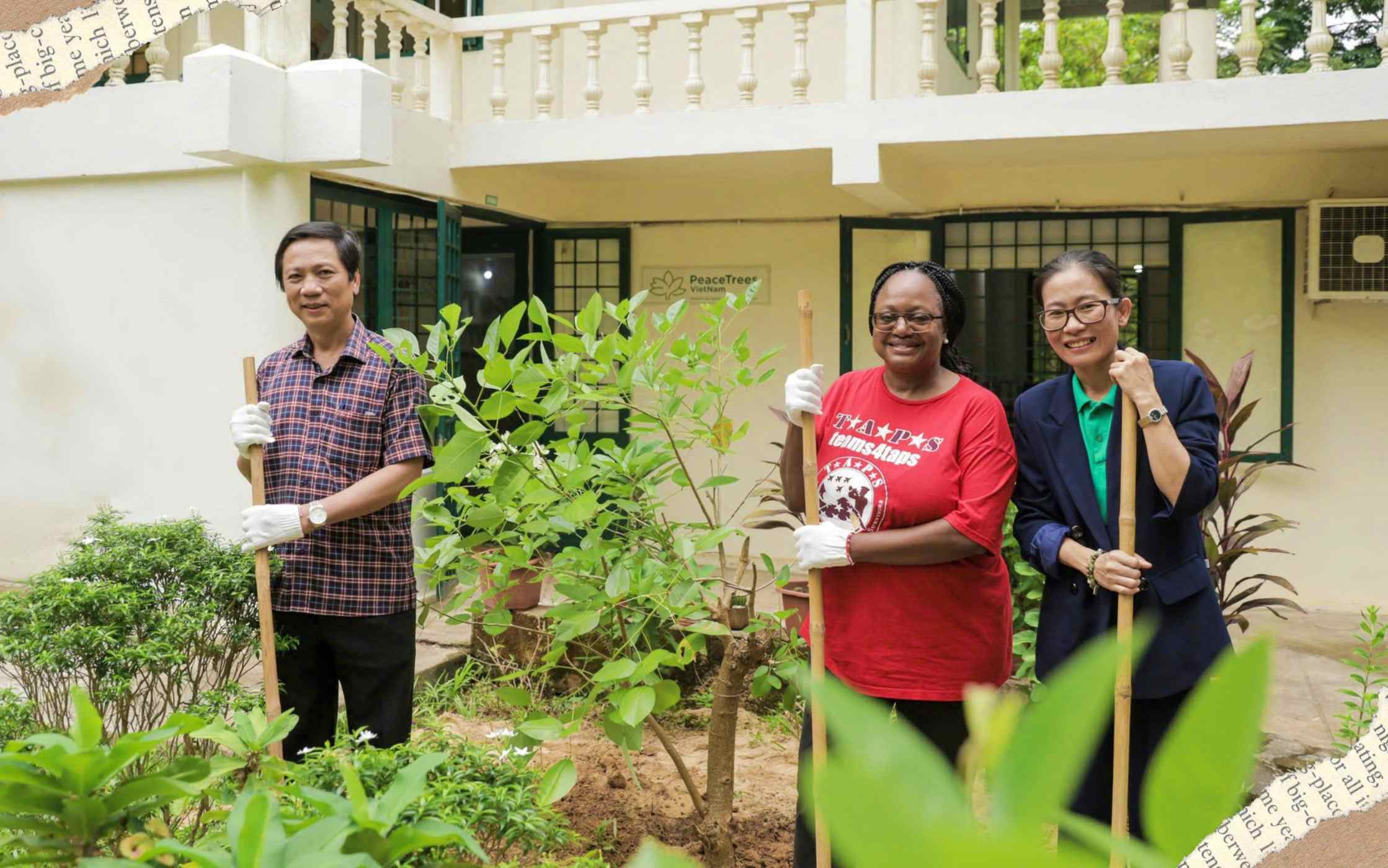 អនុរដ្ឋលេខាធិការទទួលបន្ទុកគ្រប់គ្រងអាវុធ និងសន្តិសុខអន្តរជាតិ ក្រសួងការបរទេសអាមេរិក លោក Bonnie Denise Jenkins (កណ្តាល) ជាមួយថ្នាក់ដឹកនាំគណៈកម្មាធិការប្រជាជនខេត្ត Quang Tri និងនាយកប្រចាំប្រទេសនៃ PeaceTrees វៀតណាមដាំដើមឈើ - រូបថត៖ Q.H