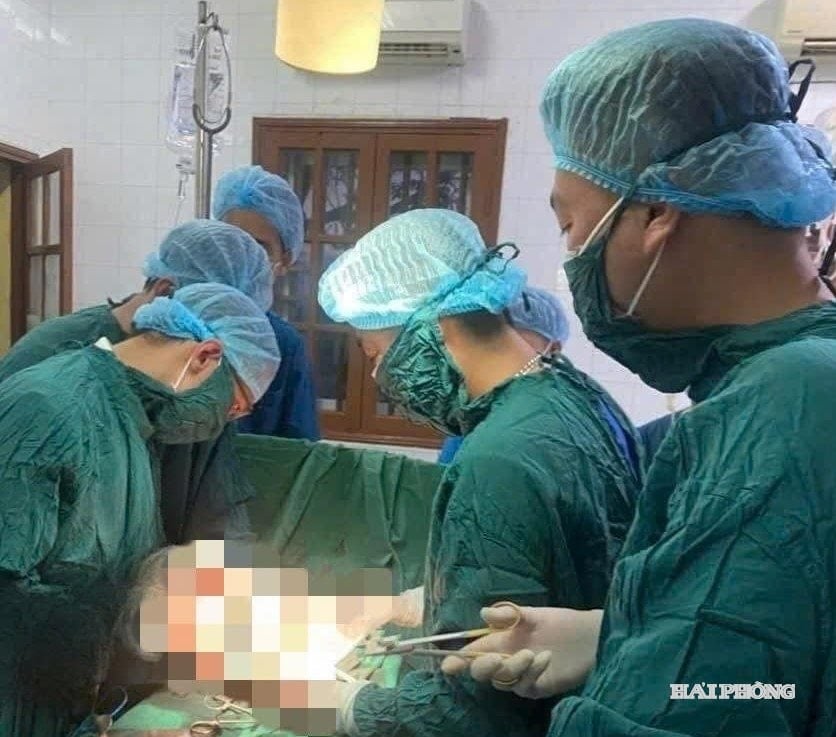Các y, bác sĩ tiến hành mổ cấp cứu 