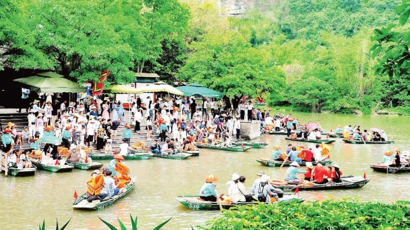 Touristen besuchen Trang An (Provinz Ninh Binh). (Foto: XUAN LAM)