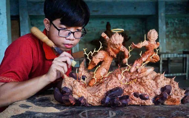 Geschichte eines Kunsthandwerkers der Generation Z: Tran Duys Welt der Holzskulpturen – Foto 1. Chuyện nghệ nhân gen Z: Thế giới tượng gỗ của Trần Duy- Ảnh 1.