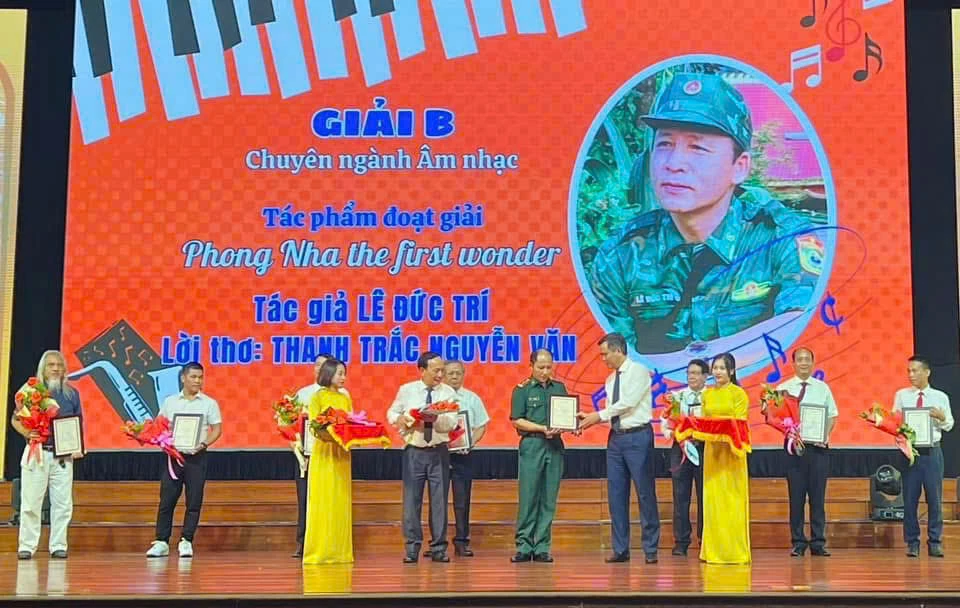 ការរួមបញ្ចូលគ្នានៃកំណាព្យ និងតន្ត្រីបាននាំមកជូនសាធារណជននូវបទចម្រៀងដ៏ល្អអំពីប្រធានបទទេសចរណ៍ Quang Tri - រូបថត៖ Nh.V