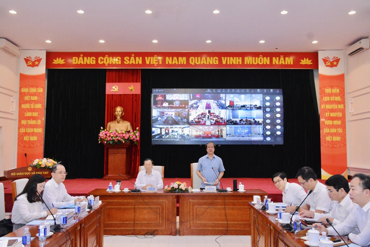 The conference to review and evaluate the results of implementing the general education program and textbooks for the 2020-2025 period was held in person and online (Photo: moet)