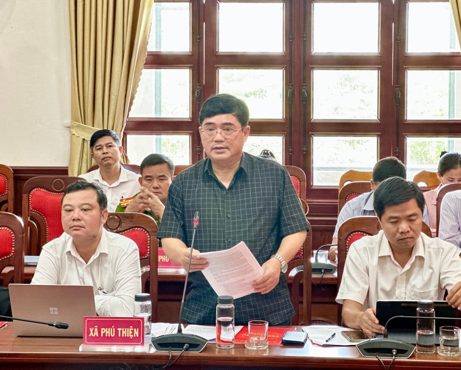 chu-tich-ubnd-xa-phu-thien-nguyen-anh-tuan-bao-cao-tai-buoi-lam-viec-anh-ha-duy.jpg