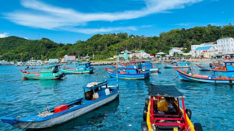 Thu nhập của người dân Nam Du chủ yếu từ du lịch và đánh bắt hải sản. (Ảnh: NAM ANH)