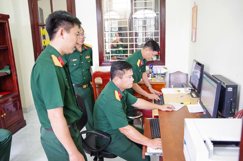 O grupo de trabalho da 9ª Região Militar inspecionou a transformação digital em agências e unidades sob o Comando Militar Provincial. Foto: TAN CUONG  