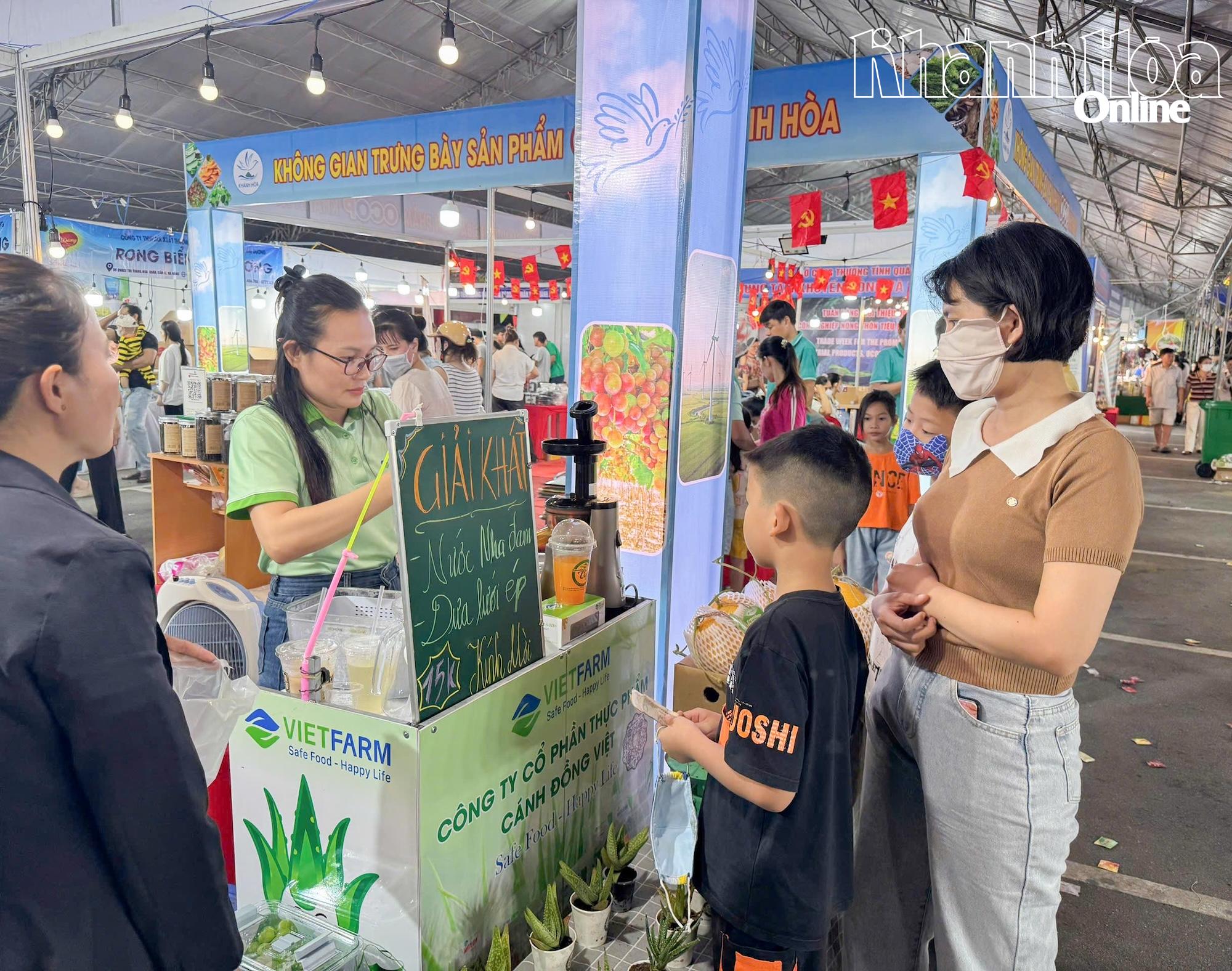Les clients visitent le stand de produits OCOP de la province de Khanh Hoa.