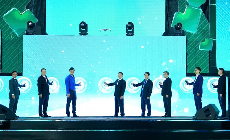 ពិធីបុណ្យ Wave Festival 2025៖ 'ការប៉ះមួយ - ការជឿទុកចិត្តមួយម៉ឺន' រីករាលដាលការទូទាត់ឌីជីថល - រូបថត 1 ។ Sóng Festival 2025: 'Một chạm - Vạn niềm tin' lan tỏa thanh toán số- Ảnh 1.