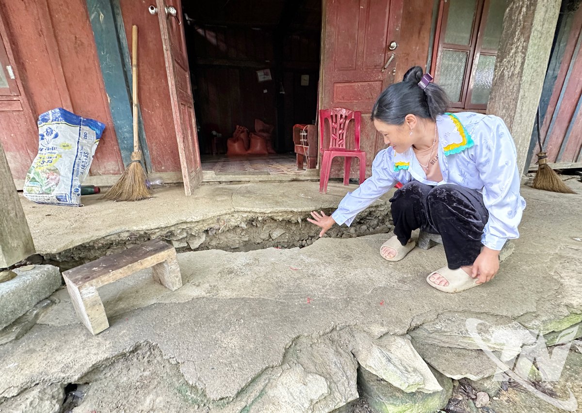 Vết nứt rộng hơn 20cm ngay trước cửa nhà một hộ dân thôn Phia Phạ