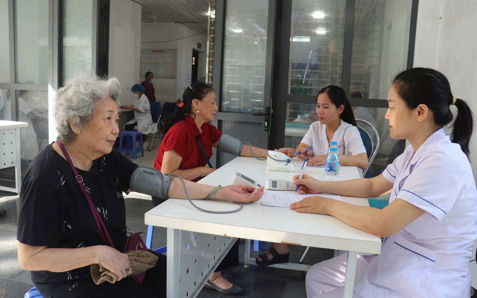 Người cao tuổi phường Định Công được tư vấn, khám sức khỏe tổng quát miễn phí