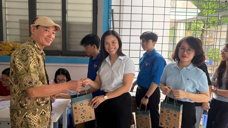 វួដ Dinh Cong៖ ពិនិត្យសុខភាពនិងថ្នាំដោយឥតគិតថ្លៃសម្រាប់មនុស្សចាស់ជិត ១០០០ នាក់ - រូបថត ២. Phường Định Công: Khám bệnh, phát thuốc miễn phí cho gần 1.000 người cao tuổi- Ảnh 2.