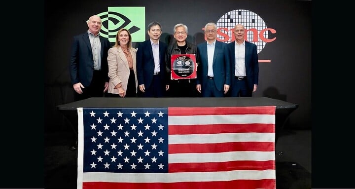 Nvidia CEO Jensen Huang ແລະຜູ້ຕາງຫນ້າ TSMC ໃນພິທີປະກາດຂອງ wafer Blackwell ທໍາອິດທີ່ຜະລິດຢູ່ໃນສະຫະລັດ. (ທີ່ມາ: Nvidia)