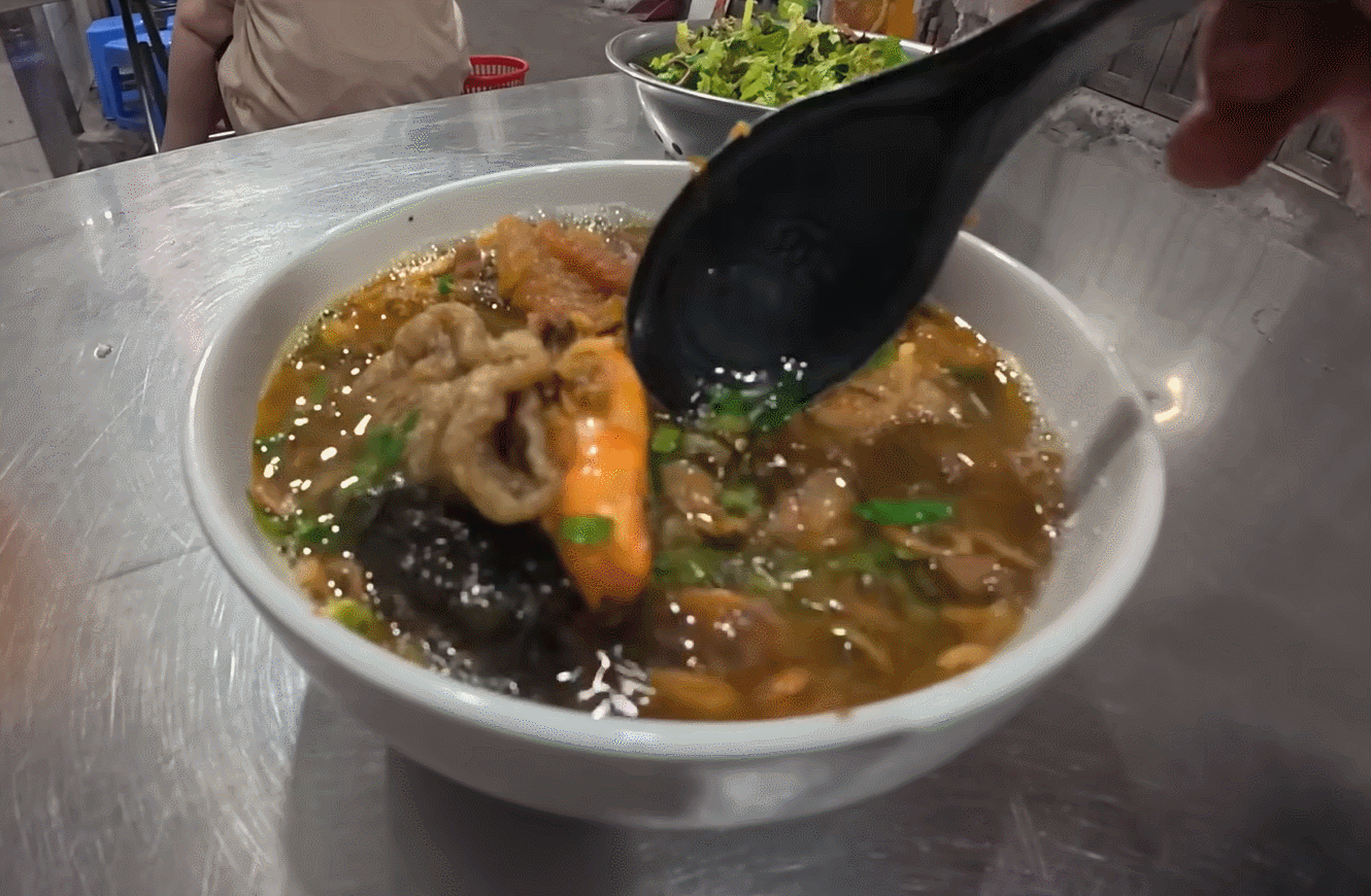 ភ្ញៀវបស្ចិមប្រទេសញ៉ាំគុយទាវ Hai Phong 1.gif
