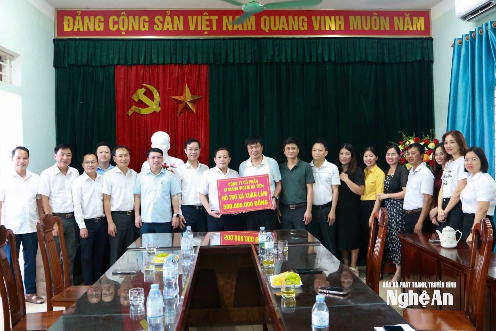 Die Vicem Ha Tien Cement Joint Stock Company (eine Mitgliedseinheit der Vicem Vietnam Cement Corporation) hat der Gemeinde Xuan Lam 500 Millionen VND zur Unterstützung gespendet.