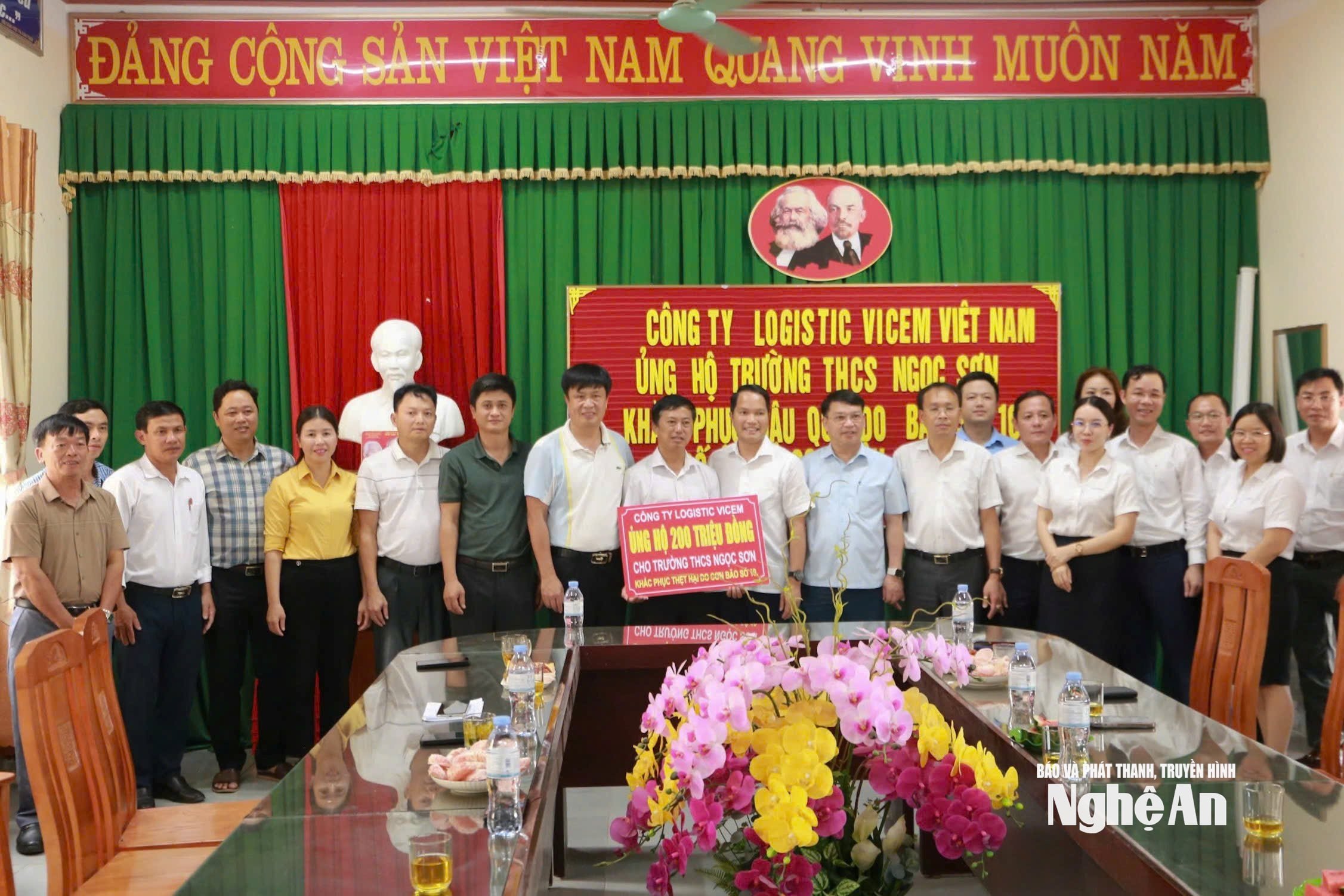Die Vicem Logistics Joint Stock Company (eine Mitgliedseinheit der Vicem Vietnam Cement Corporation) hat die Ngoc Son Secondary School in der Gemeinde Xuan Lam mit 200 Millionen VND unterstützt.
