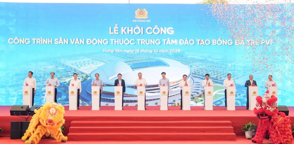 Secretaris-generaal To Lam woont de eerste steenlegging bij voor de bouw van het PVF-stadion met 60.000 zitplaatsen - Foto 2. Tổng Bí thư Tô Lâm dự lễ khởi công xây dựng sân vận động PVF 60.000 chỗ ngồi- Ảnh 2.