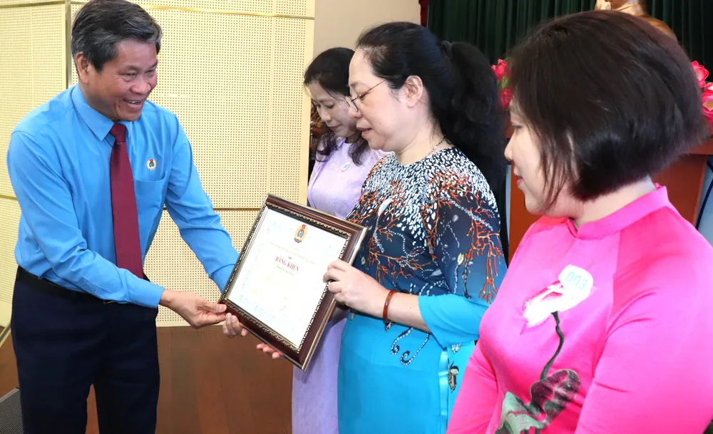អនុប្រធានសហភាពការងារវៀតណាម លោក Huynh Thanh Xuan បានសរសើរគំរូនៃចលនាត្រាប់តាម “ល្អក្នុងការងារសាធារណៈ ការងារផ្ទះល្អ” នៅទីក្រុងហូជីមិញ។