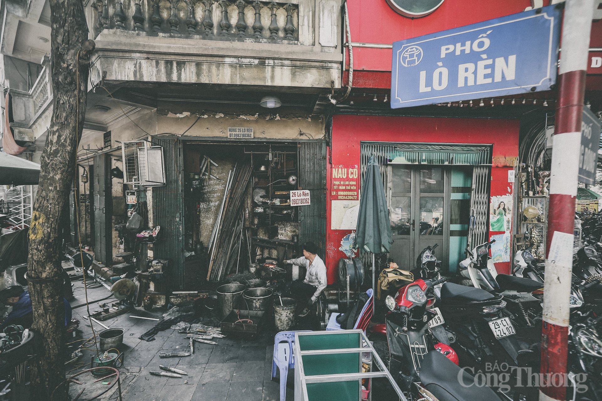 ຢູ່​ຄຸ້ມ​ຖະໜົນ​ເກົ່າ​ຮ່າ​ໂນ້ຍ, ຍັງ​ມີ​ຊ່າງ​ຕີ​ເຫຼັກ​ເຮັດ​ວຽກ​ຢ່າງ​ໜັກ​ແໜ້ນ​ຢູ່​ຖະໜົນ​ຫົນທາງ, ​ໄດ້​ຕັ້ງ​ໃຈ​ຮັກສາ​ອາຊີບ​ຂອງ​ພໍ່. ນັ້ນ​ແມ່ນ​ທ່ານ ຫງວຽນ​ເຟືອງ​ຮຸ່ງ (ເກີດ​ໃນ​ປີ 1960) - ຊ່າງ​ຕີ​ເຫຼັກ​ຄົນ​ສຸດ​ທ້າຍ​ຢູ່​ຄຸ້ມ​ບ້ານ​ເກົ່າ, ຫວອດ ຮ່ວາງ​ກຽນ, ຮ່າ​ໂນ້ຍ.