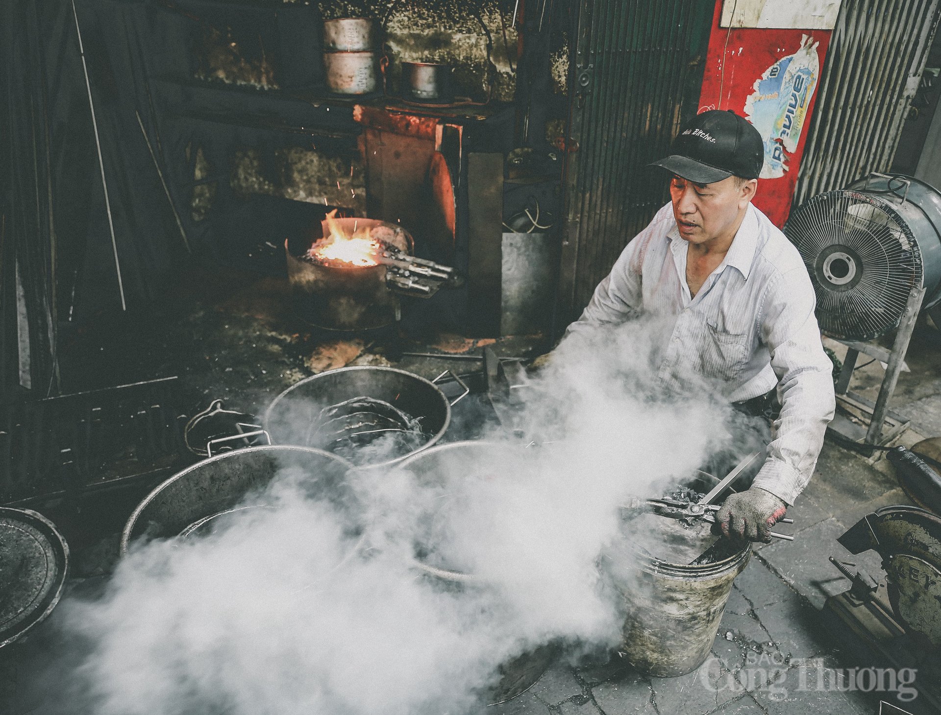 “ທຸລະກິດ” ຂອງ​ທ່ານ Hung ​ເປັນ​ພຽງ​ບ່ອນ​ນ້ອຍໆ, ກວ້າງ​ປະມານ 2-3 ຕາ​ແມັດ, ຕັ້ງ​ຢູ່​ຕາມ​ຖະໜົນ​ຫົນທາງ, ຫັນ​ໜ້າ​ກັບ​ການ​ຈະລາຈອນ​ທີ່​ແອ​ອັດ​ຢູ່​ຕົ້ນ​ຖະໜົນ Lo Ren. ສິ່ງທີ່ພິເສດແມ່ນຮ້ານຂອງຄອບຄົວນີ້ບໍ່ມີເວລາເປີດທີ່ກໍານົດ. ທ່ານ​ຫວາງ​ຢີ້​ເຮັດ​ວຽກ​ຢ່າງ​ສິ້ນ​ເຊີງ​ໂດຍ​ບໍ່​ມີ​ການ​ປະຕິບັດ​ຕາມ​ແຜນການ​ທີ່​ໄດ້​ວາງ​ໄວ້; ທຸກຄັ້ງທີ່ລາວຮູ້ສຶກມັກມັນຫຼືມີລູກຄ້າ, ລາວເລີ່ມຕົ້ນ. ປົກກະຕິລາວເປີດແຕ່ 7 ໂມງເຊົ້າ ຫາ 5-6 ​​ໂມງແລງ, ແຕ່ຖ້າມີວຽກຫວ່າງ, ລາວສາມາດຂະຫຍາຍວຽກໄດ້ເຖິງ 10 ໂມງແລງ.