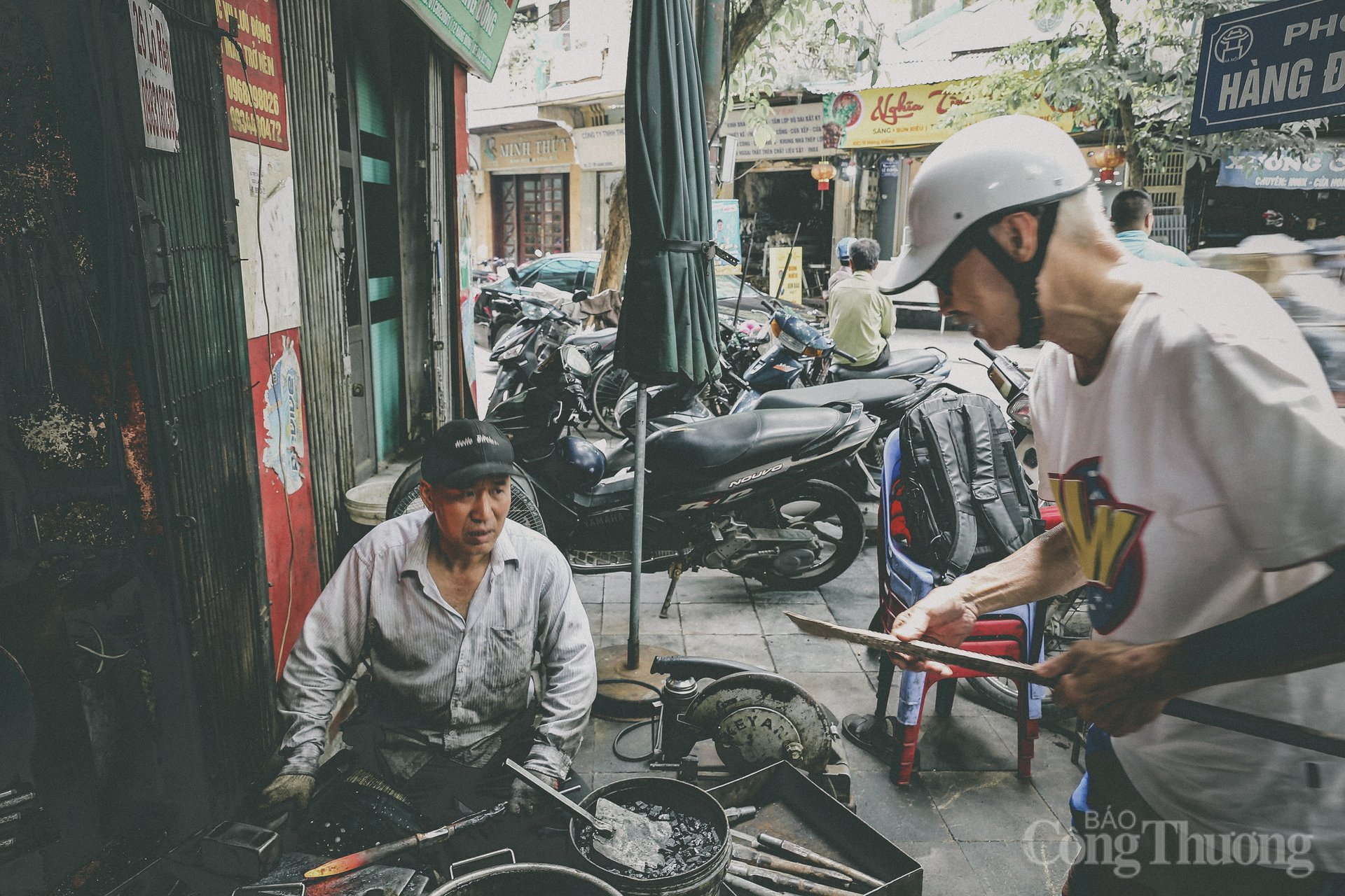 ຊ່າງ​ຕີ​ເຫຼັກ​ຄົນ​ສຸດ​ທ້າຍ 'ຮັກສາ​ໄຟ' ຢູ່​ແຜ່ນດິນ​ເມືອງ​ບູຮານ Lo Ren - 15