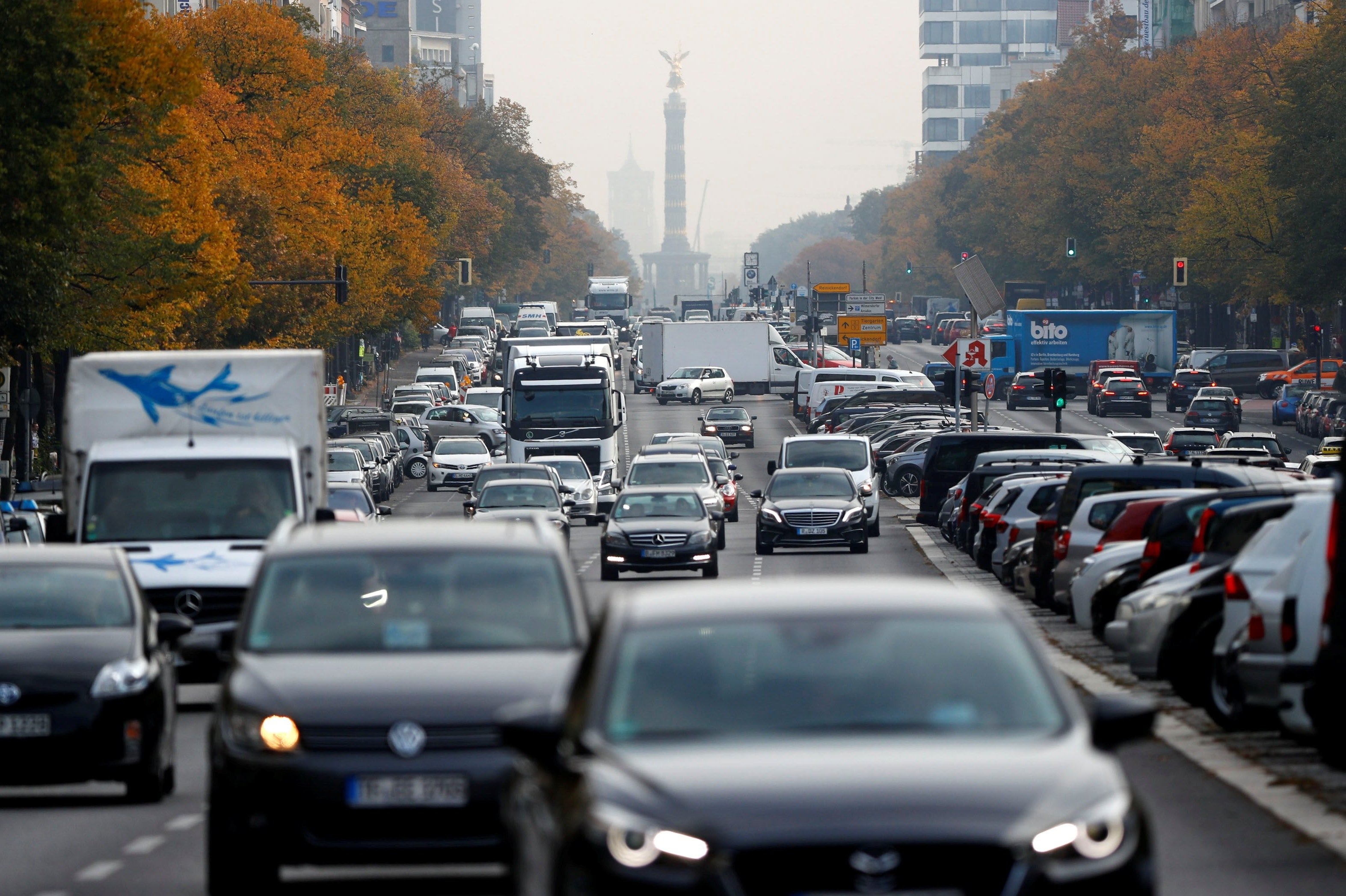Eine Reihe in Deutschland hergestellter Autos ist ausgestellt.