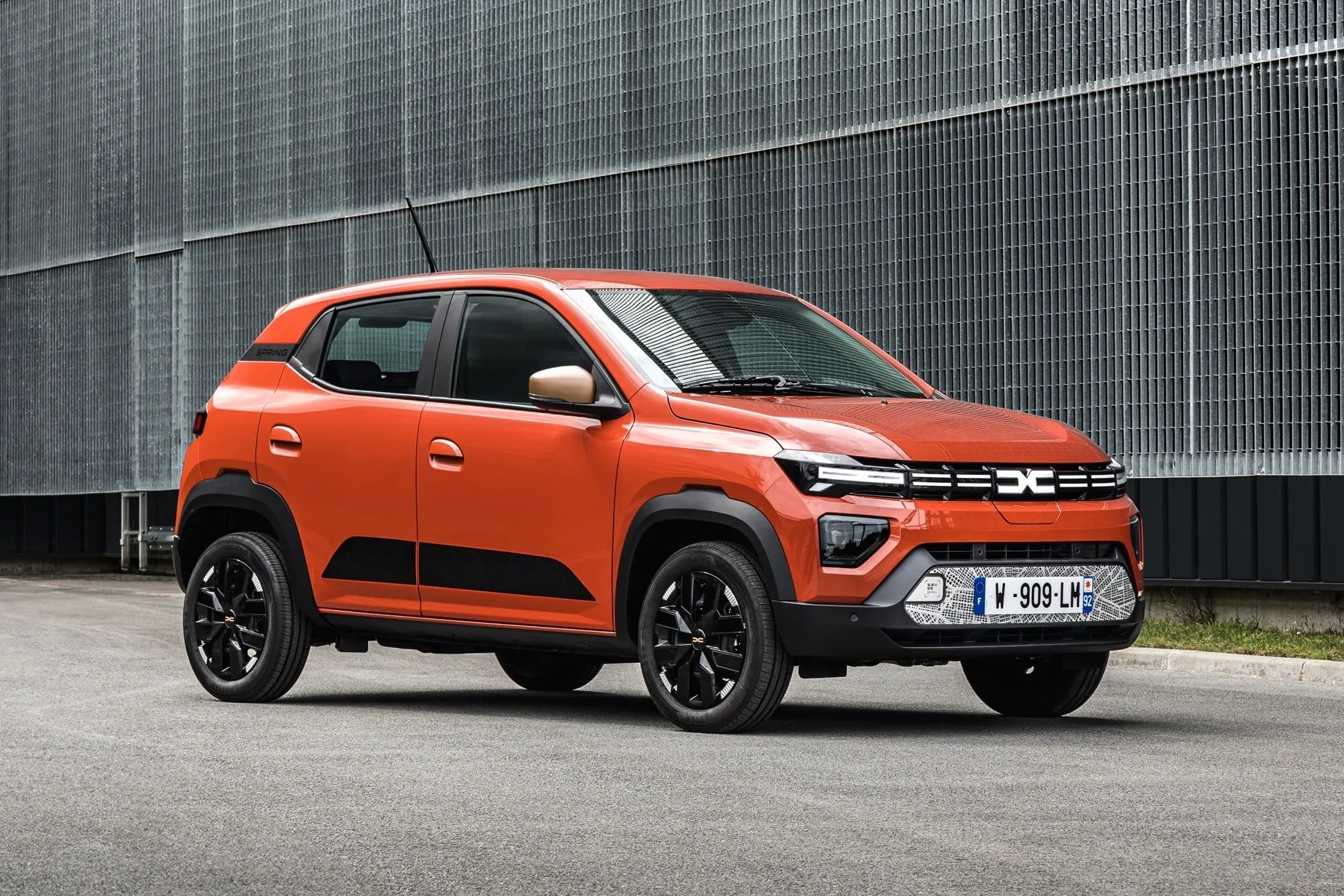 Nahaufnahme der Front des grünen Dacia Spring.