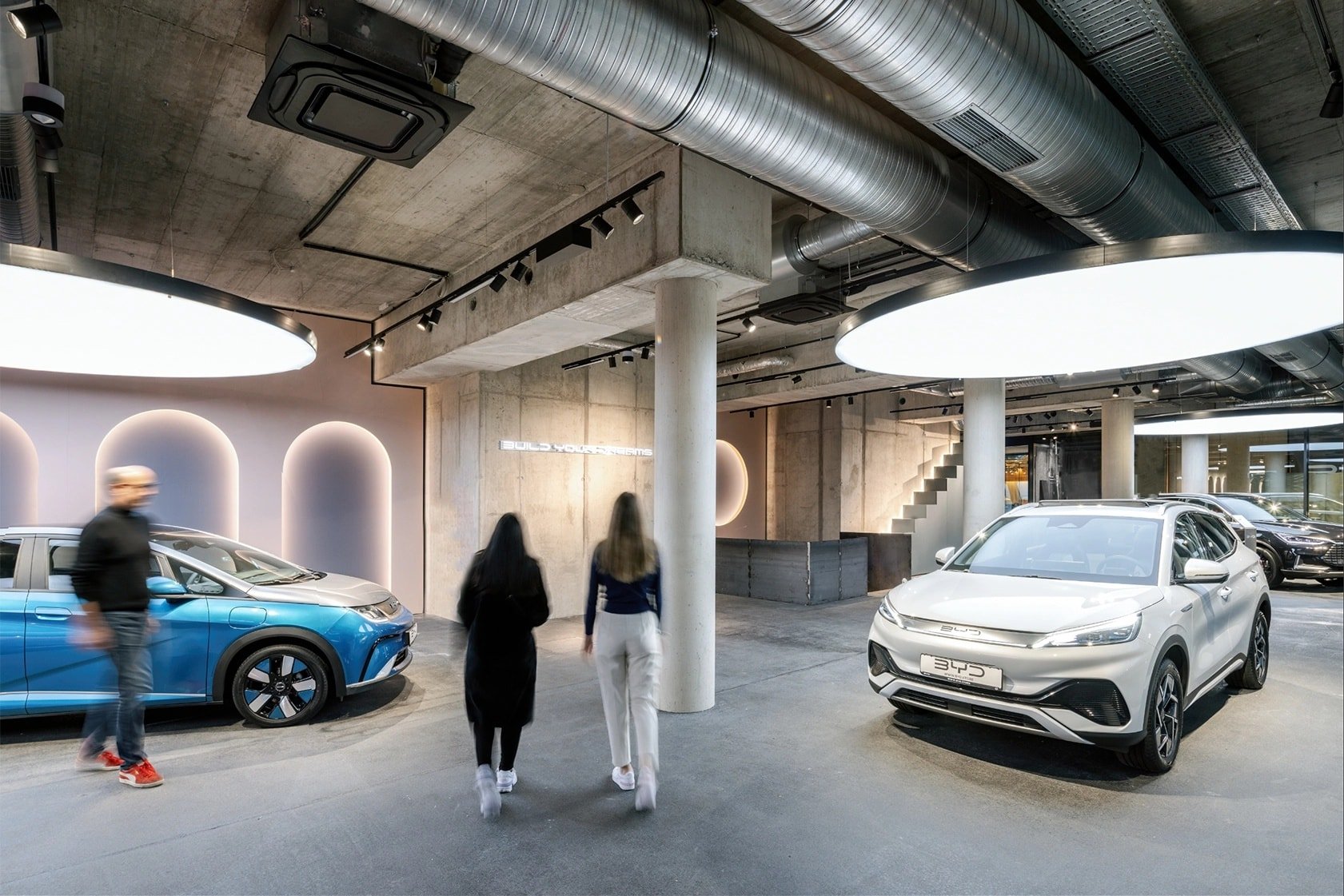 Ein Elektroauto von BYD wird in einem Ausstellungsraum in Deutschland ausgestellt.