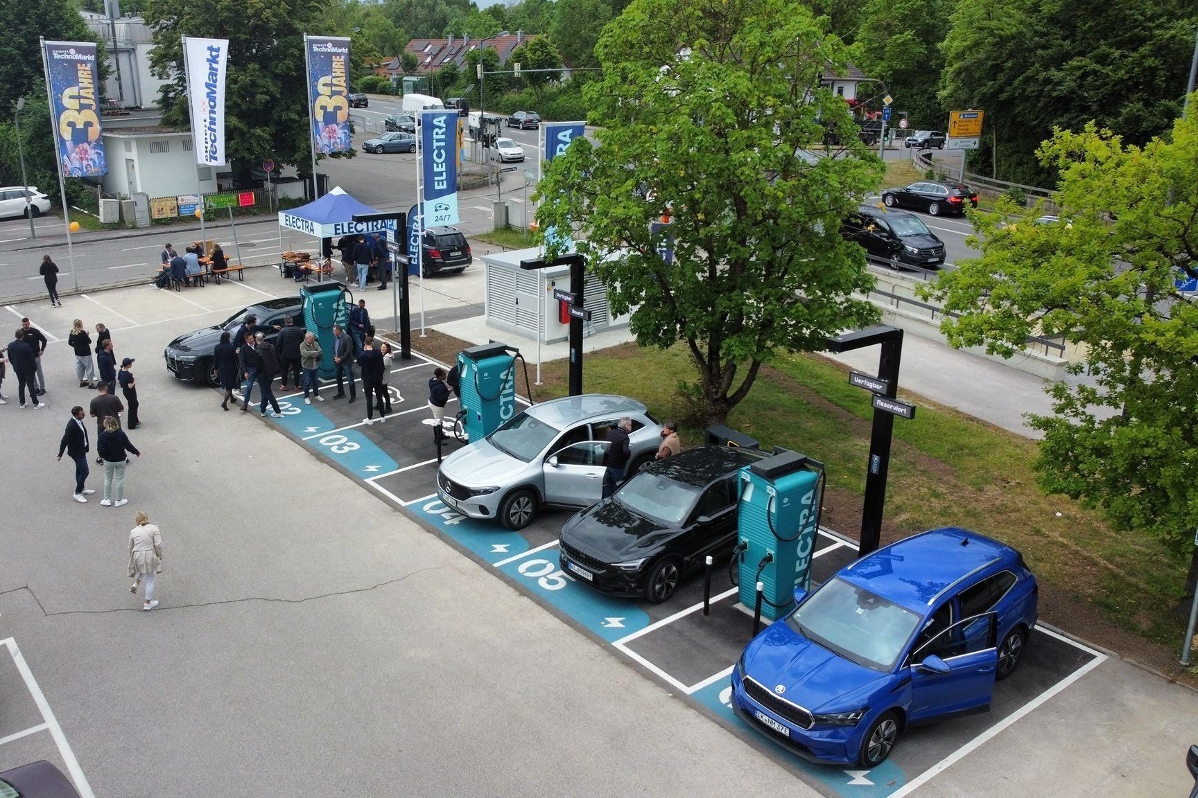 Starker Verkehr auf einer Straße in Deutschland.