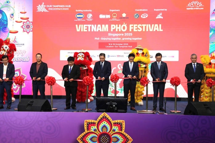 Saigontourist Group сотрудничает с газетой Tuoi Tre для совместной организации «Вьетнамского фестиваля супа Фо 2025» в Сингапуре - Фото 1.