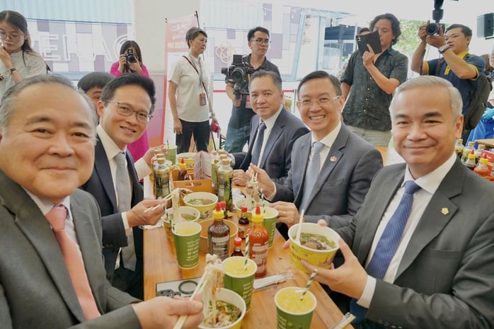 Saigontourist Group сотрудничает с газетой Tuoi Tre для совместной организации «Вьетнамского фестиваля супа Фо 2025» в Сингапуре - Фото 2.