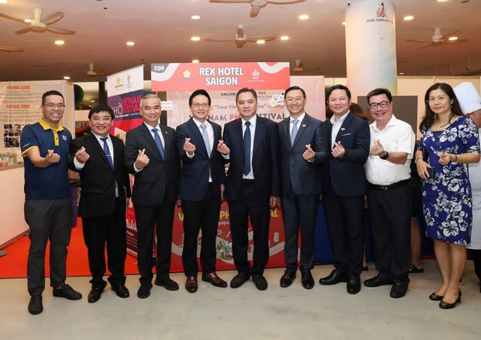 Saigontourist Group сотрудничает с газетой Tuoi Tre для совместной организации «Вьетнамского фестиваля супа Фо 2025» в Сингапуре - Фото 3.