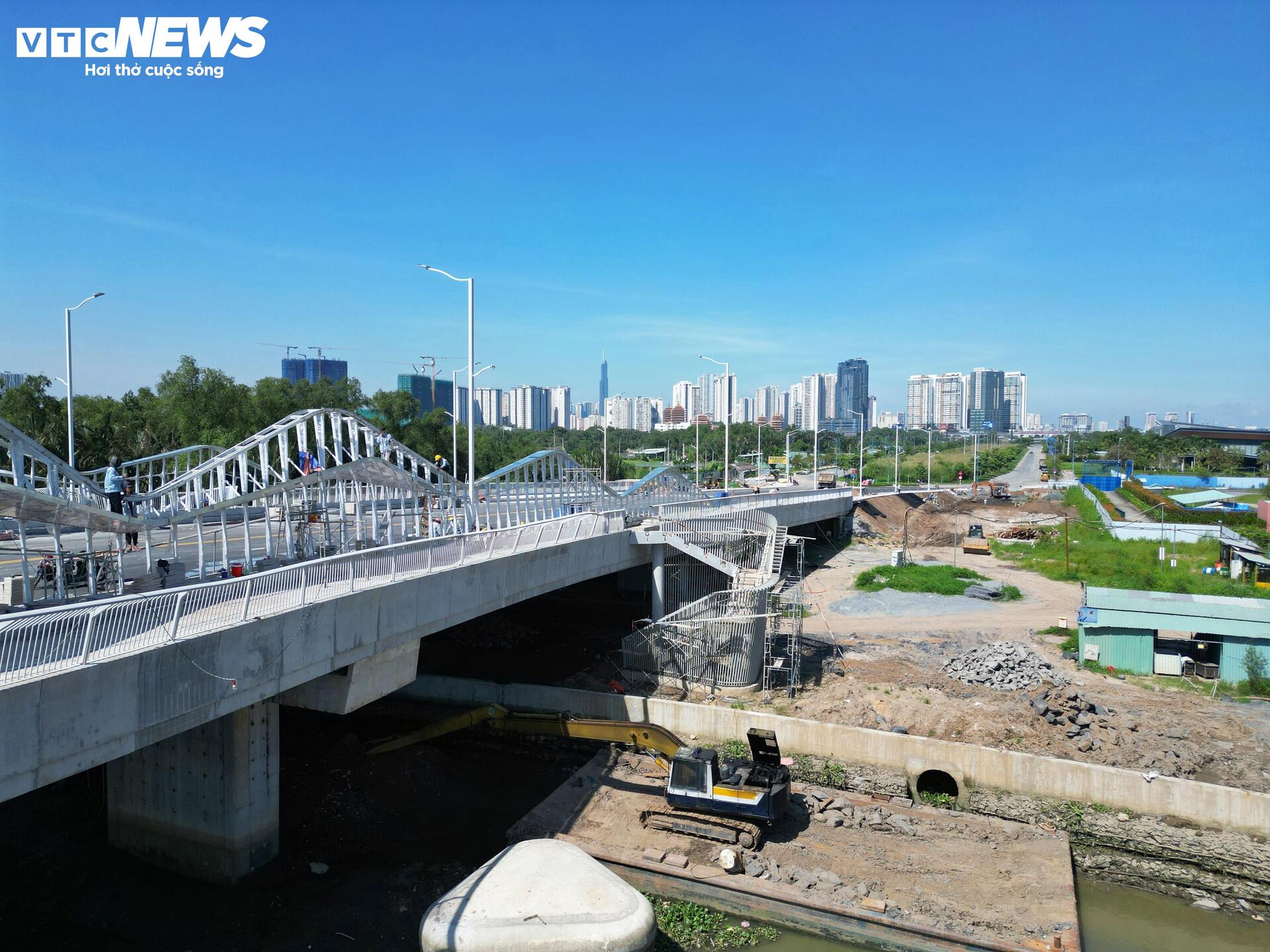 ホーチミン市東部の交通渋滞を軽減する、完成間近のリエン・フォン道路のクローズアップ - 3