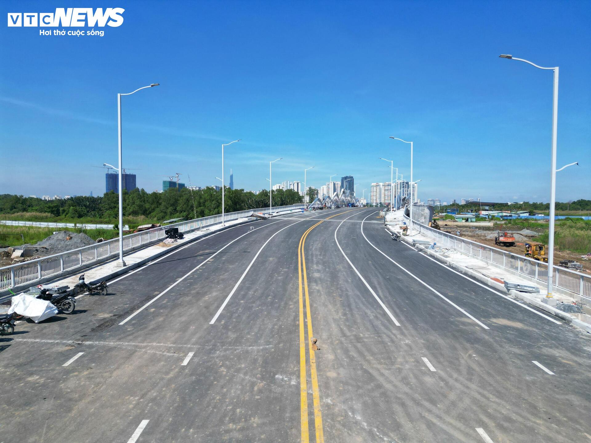 ホーチミン市東部の交通渋滞を軽減する、完成間近のリエン・フォン道路のクローズアップ - 6