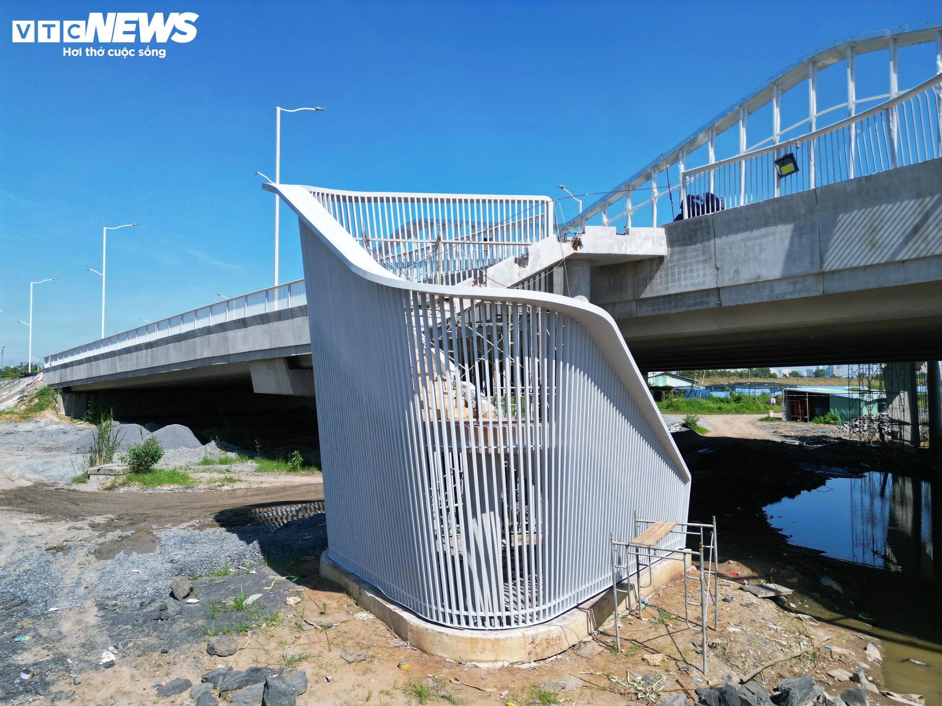 ホーチミン市東部の交通渋滞を軽減する、リエン・フォン道路の完成間近のクローズアップ - 8
