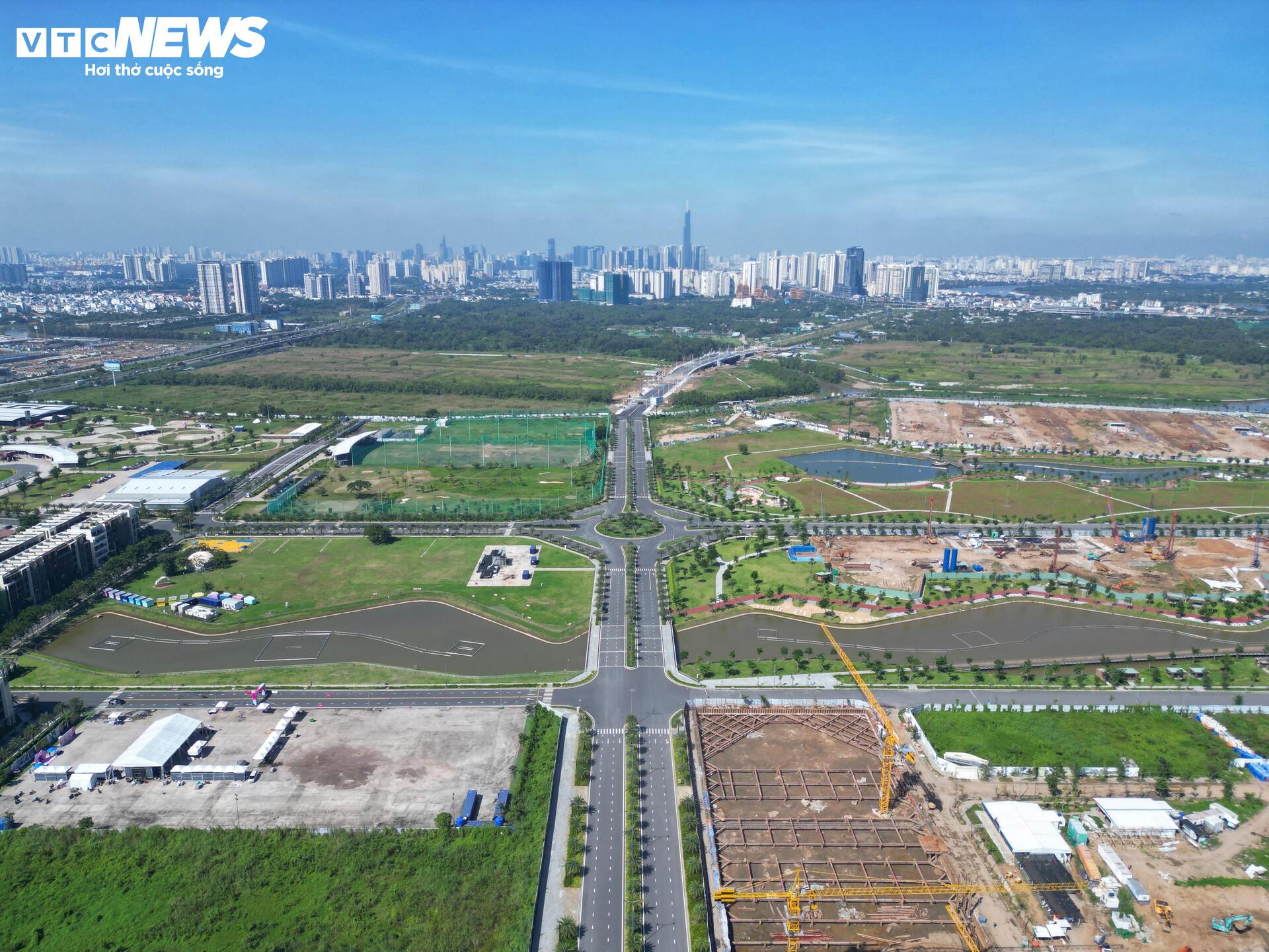 ホーチミン市東部の交通渋滞を軽減するリエン・フォン道路のクローズアップ - 13