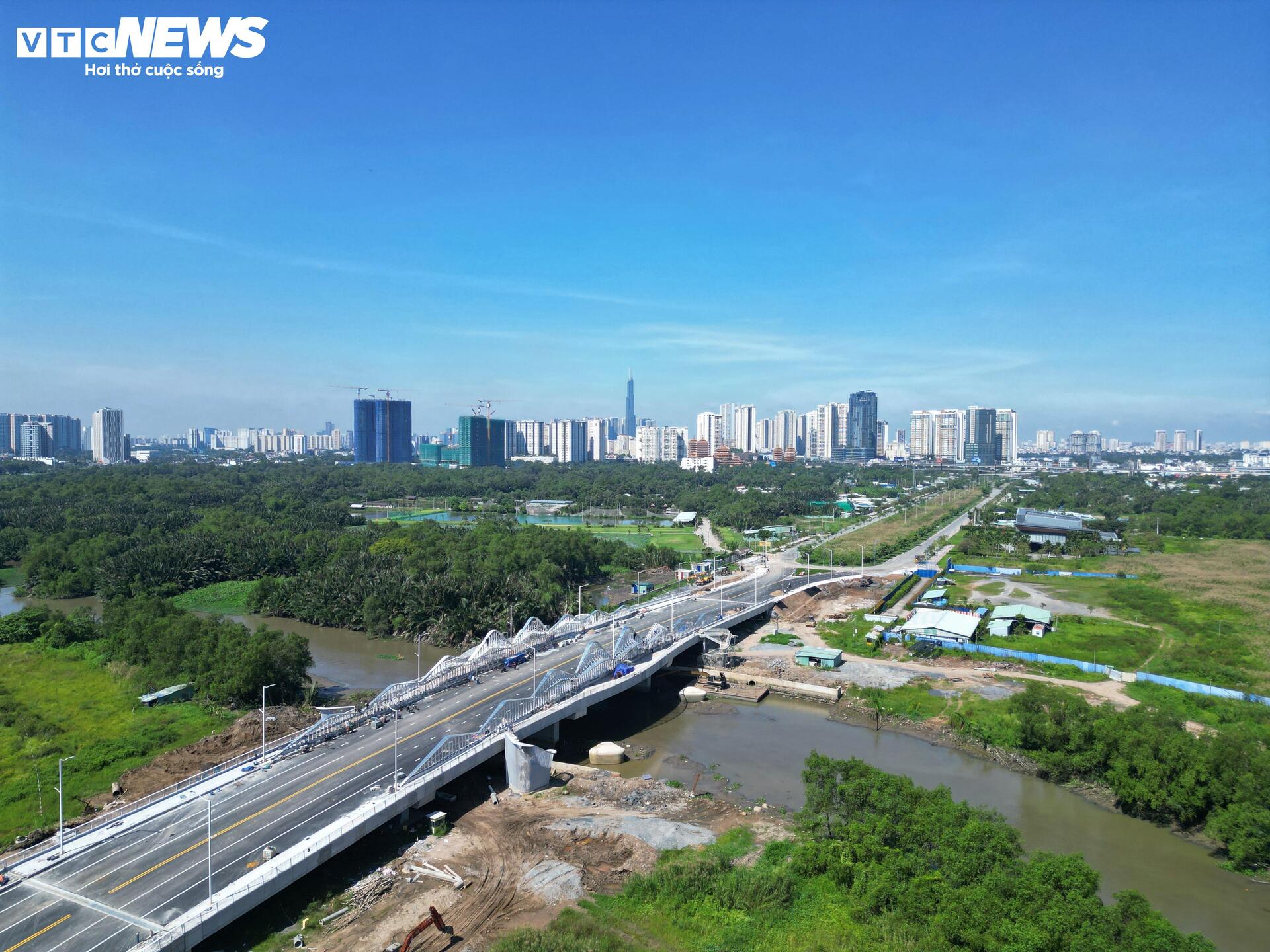 ホーチミン市東部の交通渋滞を軽減するリエン・フォン道路のクローズアップ - 15