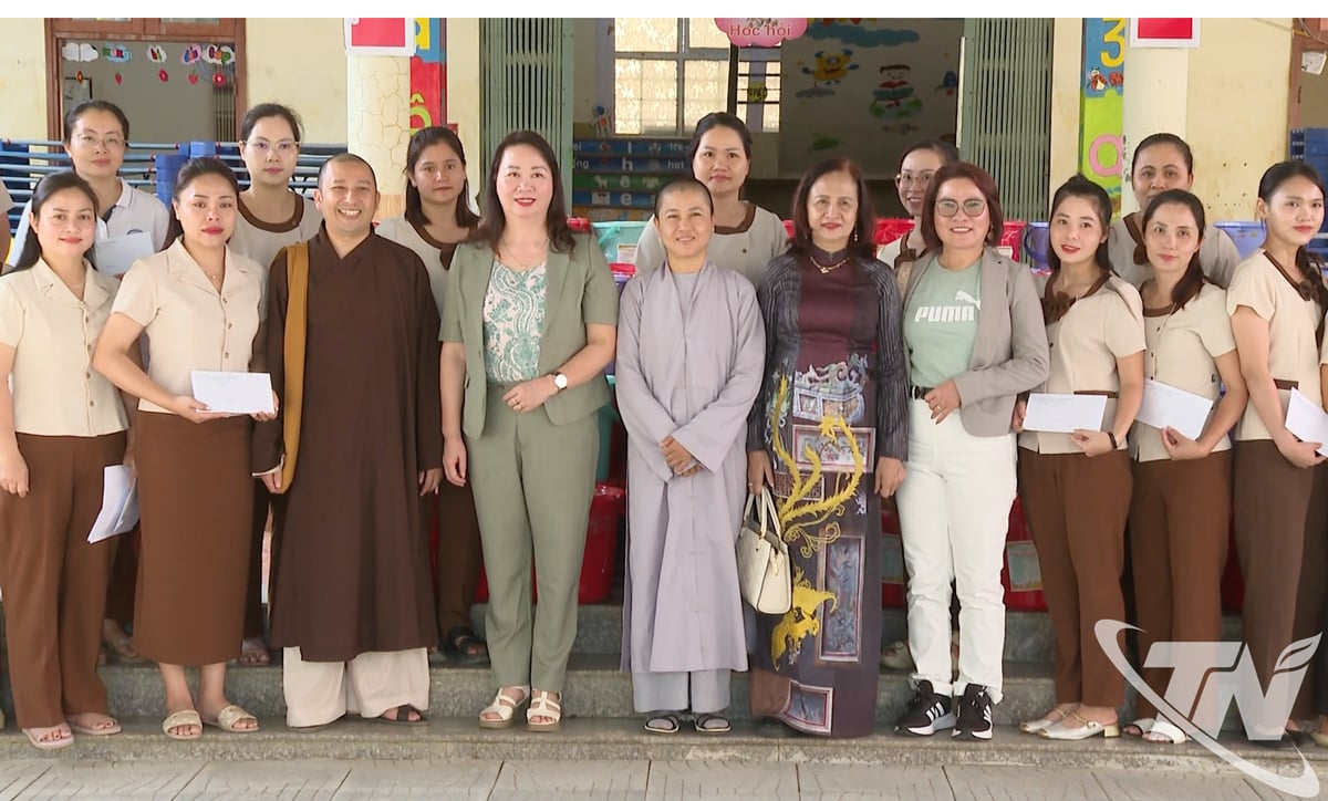 គណៈប្រតិភូទីក្រុង Hue ជូនអំណោយនៅសាលាមត្តេយ្យ Lien Co, Phan Dinh Phung Ward។