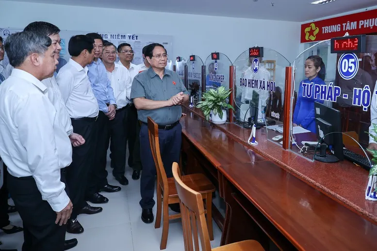 Prime Minister inspects the operation of two-level local government in Can Tho - Photo 1.