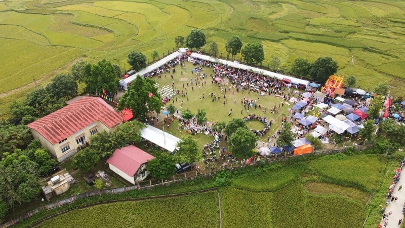 ប្រជាជន និងភ្ញៀវទេសចរយ៉ាងច្រើនកុះករចូលរួមពិធីបុណ្យអង្ករបៃតង Hop Thanh។