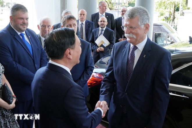 ttxvn-chu-tich-quoc-hoi-hungary-du-khai-mac-trien-lam-anh-ve-thanh-pho-ho-chi-minh-7.jpg